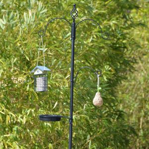 <p>Deze vogelvoerhanger van Esschert Design is een praktisch en decoratief voerstation voor je tuin. De set bestaat uit 3 haken en 2 bakjes die eenvoudig te monteren zijn.</p>
<p>Het voerstation biedt ruimte om meerdere voerartikelen op te hangen, zodat je vogels kunt verwennen met verschillende lekkernijen. Denk hierbij aan zonnebloempitten, pinda's, bessen en vetbollen.</p>
<p>De bakjes kunnen gevuld worden met water, zaden en ander vogelvoer, zodat de vogels alles hebben wat ze nodig hebben.</p>
<p>Dankzij deze voedselhanger zullen vogels graag naar je tuin komen om te genieten van al het lekkers dat je ze aanbiedt.</p>
<ul>
  <li>Kleur: groen</li>
  <li>Materiaal: mild staal</li>
  <li>Afmetingen: 52 x 18 x 201 cm (L x B x H)</li>
  <li>Beschikt over 3 haken en 2 bakjes</li>
  <li>Geschikt voor buitengebruik</li>
  <li>Alles-in-een voer-, drink- en badstation</li>
</ul>
