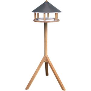 <p>Deze hoogwaardige Esschert Design vogelvoeder is een fantastisch cadeau voor vogelliefhebbers. De voertafel is open aan de zijkanten, dus hij is altijd gemakkelijk te bereiken voor de vogels en kan eenvoudig met voer gevuld worden. Het zinken dak biedt voldoende bescherming voor elke dreiging van bovenaf.</p>
<p>Deze vogelvoedertafel is gemaakt van hoogwaardig eikenhout en zink en is duurzaam. Hij is niet alleen een aanvulling op je bestaande tuininterieur, maar zal ook mooie vogels en hun zang aantrekken. De vogeltafel is eenvoudig te installeren.</p>
<ul>
  <li>Kleur: bruin en zilver</li>
  <li>Materiaal: eikenhout en zinken dak</li>
  <li>Afmetingen: 58,2 x 116,4 cm (ø x H)</li>
</ul>