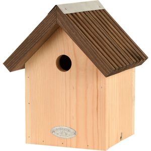 <p>Geef de buurtvogels een plekje om een nest te bouwen met dit pimpelmeeshuisje van Esschert Design. Dit vogelhuisje is gemaakt van natuurlijke materialen en speciaal ontworpen voor pimpelmezen, maar ook andere vogelsoorten zoals de kuifmees, bosmees, wilgenmees en koolmees zullen zich graag nestelen in dit prachtige huisje.</p>
<p>Hang het vogelhuisje op een rustige en beschutte plek, vermijd direct zonlicht en zorg ervoor dat het huisje niet nat wordt bij regen. Het biedt niet alleen een veilige plek voor vogels om te nestelen, maar ook beschutting en bescherming tijdens strenge winterse omstandigheden.</p>
<p>Het huisje heeft een natuurlijke en neutrale uitstraling, gemaakt van grenenhout en staal. Het heeft een afmeting van 18,8 x 17,5 x 22,8 cm (B x D x H) en is voorzien van een gegroefd, schuin dak voor uitstekende regenwaterafvoer. Daarnaast heeft het een ventilatieopening onder het dak en afvoergaten in de bodem.</p>
<p>Om het schoonmaken te vergemakkelijken, is de zijkant van het huisje voorzien van een scharnier, waardoor het eenvoudig geopend kan worden. Het hout is 15 mm dik, wat zorgt voor goede isolatie, en de opening heeft een diameter van 27 mm.</p>
<p>Met dit pimpelmeeshuisje creëer je een ideale plek voor vogels om te nestelen en te schuilen, terwijl je ook nog eens kunt genieten van het prachtige schouwspel van deze lieve diertjes die rondvliegen in je tuin.</p>