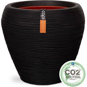 <p>De Capi Nature Rib bloempot is een natuurlijk vormgegeven pot met een speels geribbeld patroon. Deze pot geeft elke binnen- of buitenruimte een natuurlijke uitstraling en kan perfect gecombineerd worden met andere vormen en maten uit de Capi Nature Rib collectie.</p>
<p>Deze duurzame Capi bloempot is gemaakt in Nederland van gerecyclede materialen en met klimaatneutrale productiemethodes. In 2020 heeft Capi Europe het CO2 Neutral Product and Company keurmerk ontvangen. Alle potten zijn geschikt voor zowel binnen- als buitengebruik en zijn 100% recyclebaar.</p>
<p>Ondanks de robuuste buitenkant zijn de potten lichtgewicht en weerbestendig. Het unieke dubbelwandige ontwerp biedt extra bescherming tegen hitte in de zomer en vorst in de winter, waardoor je planten langer kunnen leven. De isolatielaag, te zien als de oranje binnenkant op de afbeeldingen, zorgt hiervoor.</p>
<p>Voordat je deze bloempot buiten gebruikt, is het aan te raden om een afvoeropening van 25 mm in de bodem te boren voor de afvoer van water. Voor een beter waterbeheer in de pot, vul je eerst 1/3 van de pot met hydrokorrels zodat je planten beter kunnen groeien.</p>
<ul>
  <li>Kleur: zwart</li>
  <li>Materiaal: kunststof</li>
  <li>Afmetingen: 42 x 38 cm (ø x H)</li>
  <li>Geïsoleerd en vorstbestendig</li>
  <li>Zeer lichtgewicht, barst- en uv-bestendig</li>
  <li>Voor binnen- en buitengebruik</li>
  <li>Gerecyclede materialen</li>
  <li>Gemaakt in Nederland</li>
  <li>100% recyclebaar</li>
  <li>Breukbestendig</li>
  <li>CO2 Neutral keurmerk</li>
</ul>