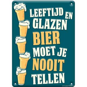 Metalen Bord Leeftjd En Glazen Bier
