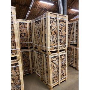 Palletkrat Droog Haardhout bevat 1,0/1,1 kuub, strak gestapeld, droog haardhout en is direct te stoken. Het krat bevat verschillende soorten hout; het is een mix van beuk, els en esp. Bloklengte is circa 25 cm. Inhoud is inclusief Palletkrat.