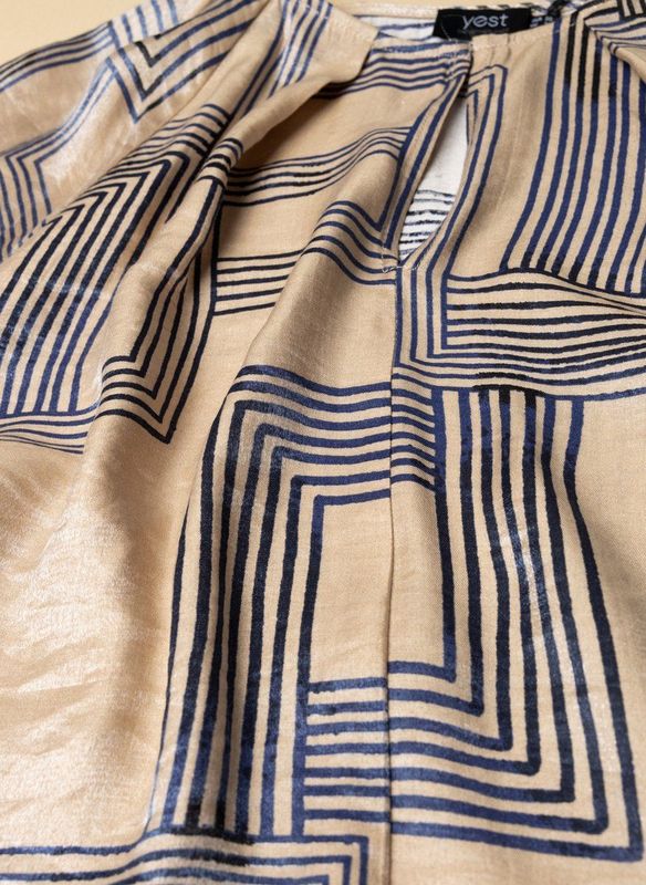 Yest - Top - Beige - Lange Mouwen - Ronde Hals met Knoopsluiting