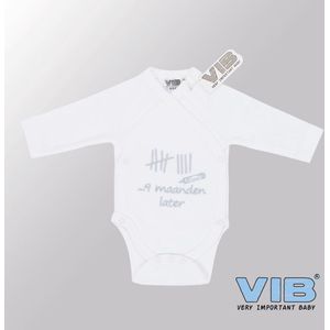 VIB® - Rompertje (overslag) Luxe Katoen - 9 maanden later (Wit) - Babykleertjes - romper - rompertjes - rompertjes met tekst - baby cadeau - baby aankondiging - overslagromper