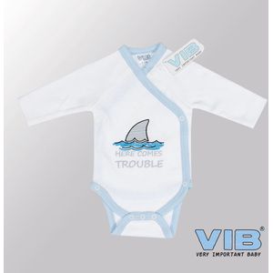 VIB® - Rompertje (overslag) Luxe Katoen - Here comes Trouble (Wit) - Babykleertjes - romper - rompertjes - rompertjes met tekst - baby cadeau - baby aankondiging - overslagromper