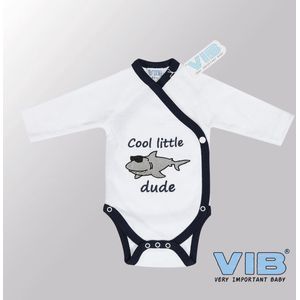 VIB® - Rompertje (overslag) Luxe Katoen - Cool Little Dude (Wit - Navy) - Babykleertjes - romper - rompertjes - rompertjes met tekst - baby cadeau - baby aankondiging - overslagromper
