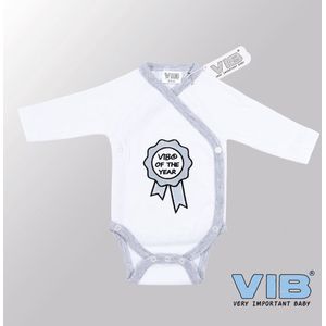 VIB® - Rompertje (overslag) Luxe Katoen - VIB Of The Year (Wit-Grijs) - Babykleertjes - romper - rompertjes - rompertjes met tekst - baby cadeau - baby aankondiging - overslagromper