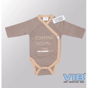 VIB® - Rompertje (overslag) Luxe Katoen - Coming Soon (Bruin) - Babykleertjes - romper - rompertjes - rompertjes met tekst - baby cadeau - baby aankondiging - overslagromper