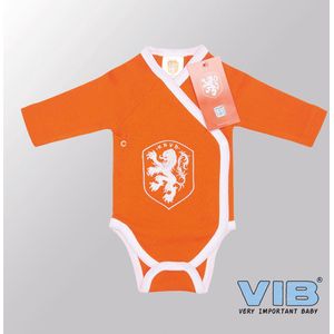 VIB® - Rompertje (overslag) Luxe Katoen - KNVB Collectie Logo - Babykleertjes - romper - rompertjes - rompertjes met tekst - baby cadeau - baby aankondiging - overslagromper