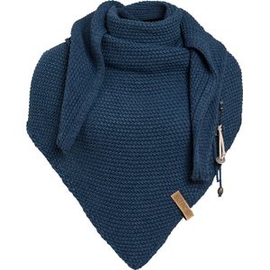 Knit Factory Coco Gebreide Omslagdoek - Driehoek Sjaal Dames - Dames sjaal - Wintersjaal - Stola - Wollen sjaal - Donkerblauwe sjaal - Jeans - 190x85 cm - Inclusief sierspeld