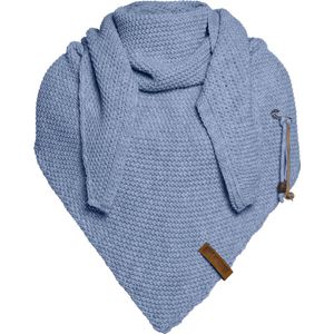 Knit Factory Coco Gebreide Omslagdoek - Driehoek Sjaal Dames - Dames sjaal - Wintersjaal - Stola - Wollen sjaal - Lichtblauwe sjaal - Indigo - 190x85 cm - Inclusief sierspeld