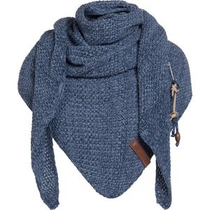 Knit Factory Coco Gebreide Omslagdoek - Driehoek Sjaal Dames - Dames sjaal - Wintersjaal - Stola - Wollen sjaal - Blauw gemelêerde sjaal - Jeans/Indigo - 190x85 cm - Inclusief sierspeld
