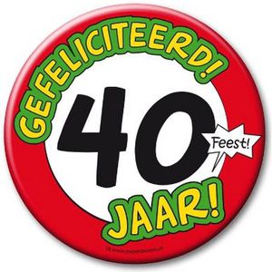 XXL verjaardags button 40 jaar thema - stopbord - feestartikelen - dia 10 cm - Fopartikelen