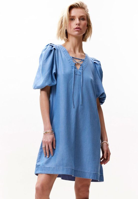 Catwalk Junkie - Denim Jurk - Blauw - Tencel - Pofmouwen en Veter Detail