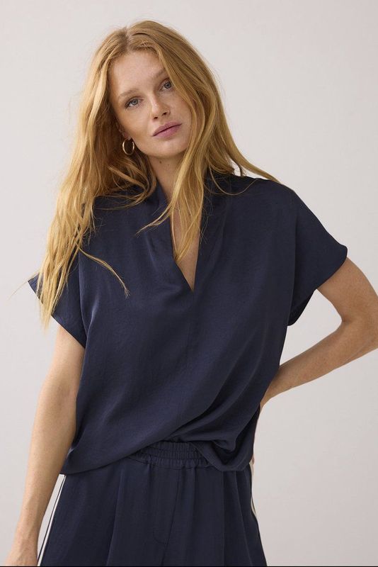 Summum - 2s3324-11817 - Top - Midnight Blue - V-hals - Glanzend