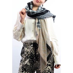 Mirka scarf- Accessories Junkie Amsterdam- Sjaal dames- Lange sjaal- Katoen- Cosy chic- Cadeau- Fantasie print- Mix en match-Luxe- Zwart /taupe
