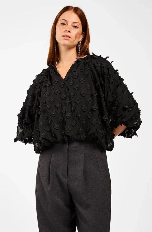 DELANY - FLOWER TOP - Zwart - Blousetop - Korte Pofmouwen - Knoopsluiting