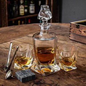 MikaMax - Twisted Whiskey Karaf - Whiskey Set - Incl. 2 Glazen en Whisky Stones - Inhoud 1L
