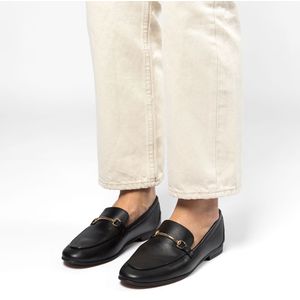 Manfield - Dames - Zwarte Leren Loafers - Platte Hak 2 cm - Goudkleurig Detail