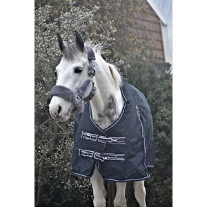 Winterdeken - MHS Turnoutdeken Invictus 100 Gram Zwart Bovenlengte: 160 cm & Onderlengte: 195 cm