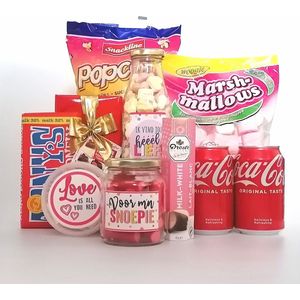 Valentijn cadeau pakket - o.a chocolade - hartjes - Valentijn box vol heerlijkheden