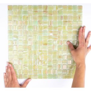 The Mosaic Factory Amsterdam vierkante glasmozaïek tegels 32x32 lichtgroen met gouden accenten