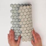 The Mosaic Factory Barcelona mozaïektegel 2.3x2.6x0.5cm Hexagon Geglazuurd porselein Zacht grijs met retro rand