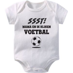 Hospitrix Baby Rompertje met Tekst ""SSST! Mama en ik kijken Voetbal"" | 0-3 maanden | Korte Mouw | Cadeau voor Zwangerschap | Bekendmaking | Aankondiging | Aanstaande Moeder | Moederdag | EK voetbal 2024