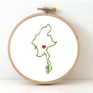 Myanmar borduurpakket  - geprint telpatroon om een kaart van Myanmar te borduren met een hart voor Naypyidaw  - geschikt voor een beginner