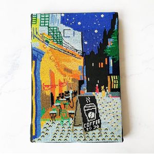 Caféterras bij nacht borduurpakket - Studio Koekoek x Club Geluk samenwerking - Compleet pakket inclusief DMC borduurgaren en zwarte Aida stof