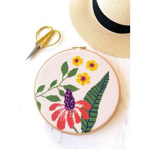 Studio Koekoek - Zomerbloemen borduurpakket voor beginners - op lichtroze Aida stof - inclusief houten borduurring van 20 cm - gemaakt in Amsterdam