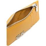 Calvin Klein, Gouden Portemonnee en Kaarthouder voor Moderne Vrouwen Geel, Dames, Maat:ONE Size