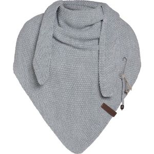 Knit Factory Coco Gebreide Omslagdoek Deluxe - Driehoek Sjaal Dames - Dames sjaal - Grijze wintersjaal - Stola - Wollen sjaal - Licht Grijs - Met subtiel glittertje - Inclusief sierspeld - Het dames cadeau voor Kerstmis