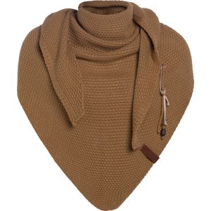 Knit Factory Coco Gebreide Omslagdoek - Driehoek Sjaal Dames - Dames sjaal - Wintersjaal - Stola - Wollen sjaal - Bruine sjaal - New Camel - 190x85 cm - Inclusief sierspeld