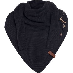 Knit Factory - Coco Gebreide Omslagdoek - Driehoek Sjaal Dames - Dames sjaal - Wintersjaal - Stola - Wollen sjaal - Donkerblauwe sjaal - Navy - 190x85 cm - Inclusief sierspeld