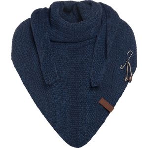 Knit Factory Coco Gebreide Omslagdoek - Driehoek Sjaal Dames - Dames sjaal - Wintersjaal - Stola - Wollen sjaal - Blauw gemelêerde sjaal - Jeans/Navy - 190x85 cm - Inclusief sierspeld