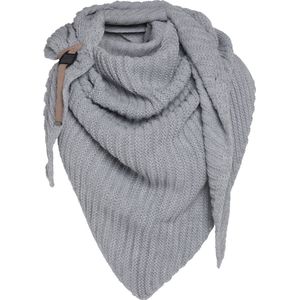 Knit Factory Demy Gebreide Omslagdoek - Driehoek Sjaal Dames - Dames sjaal - Wintersjaal - Stola - Wollen sjaal - Grijze sjaal - Licht Grijs - 190x85 cm - Inclusief siersluiting
