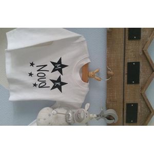 Shirtje  Sterren met Mr of Mrs en naam | Lange of korte mouw | wit zwart of glitter| maat 56-110 leuk voor de feetsdagen kerst en oud en nieuw | | cadeau mijn 1e eerste kerst kerstmis of zwangerschapsaankondiging baby