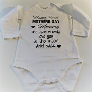 Baby Rompertje tekst mama eerste moederdag cadeau | Happy first mother’s Day mommy me and daddy love you to the moon and back | lange mouw | wit zwart | maat 74-80