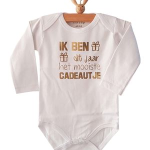 Baby Rompertje met tekst  aankondiging bekendmaking zwangerschap cadeau voor de liefste aanstaande  Ik ben dit jaar het mooiste cadeautje | Lange mouw | wit goud | maat 50/56 | opa en oma oom tante papa mama broer zus corona lockdown kerstcadeau