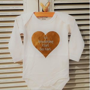 Baby Rompertje met tekst Vol verwachting klopt ons hart | Lange mouw | wit | maat 74/80