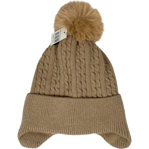 Gevoerde Dames Muts met Pompom - Beige - Acryl - One Size - Warme Muts met Oorflappen -Winter - Wintersport - Gebreide Wintermuts - Cadeau voor Haar - Verjaadag Cadeau Vrouw