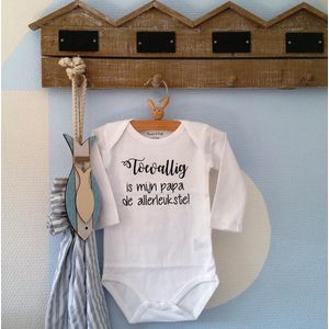 Rompertje unisex baby tekst cadeau eerste vaderdag | Toevallig is mijn papa de allerleukste | Lange mouw | wit | maat 50/56  bekendmaking zwangerschap aanstaande baby jongen meisje unisex