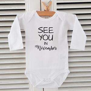 Baby romper met tekst zwangerschap aankondiging Zwangerschapsaankondiging 2026 2025 geboren maand See you in November | Lange mouw | wit | maat 50/56 Cadeau voor de liefste aanstaande oma en opa mama papa oom tante | Bekendmaking zwangerschap