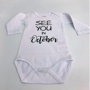 Baby Rompertje aankondiging zwangerschap Zwangerschapsaankondiging maand See you in October Oktober | Lange mouw | wit | maat 50/56 | Cadeau voor de liefste aanstaande oma en opa mama papa oom tante | Bekendmaking zwangerschap