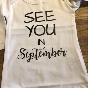 Baby Rompertje tekst aankondiging zwangerschap Zwangerschapsaankondiging maand See you in September | Lange mouw | wit | maat 50/56 | Cadeau voor de liefste aanstaande oma en opa mama papa oom tante | Bekendmaking zwangerschap