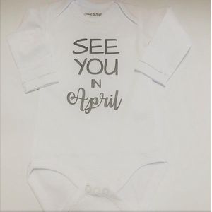 Baby Rompertje aankondiging zwangerschap Zwangerschapsaankondiging maand See you in April | Lange mouw | wit | maat 50/56 | Cadeau voor de liefste aanstaande oma en opa mama papa oom tante | Bekendmaking zwangerschap
