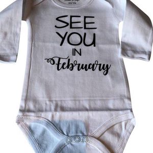 Baby rompertje met tekst Coming soon februari Bekendmaking zwangerschap 2025 aankondiging Zwangerschapsaankondiging maand February geboorte zwanger Lange mouw | wit | maat 50/56 | Cadeau voor de liefste aanstaande oma en opa oom tante papa mama