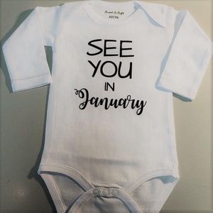 Baby Rompertje aankondiging zwangerschap Zwangerschapsaankondiging 2025 2026 maand See you in January Januari | Lange mouw | wit | maat 50/56 | Cadeau voor de liefste aanstaande oma en opa oom tante papa mama
