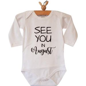 Baby Rompertje aankondiging zwangerschap Zwangerschapsaankondiging maand See you in August Augustus | Lange mouw | wit | maat 50/56 jongen meisje unisex | Cadeau voor de liefste aanstaande oma en opa mama papa oom tante | Bekendmaking zwangerschap